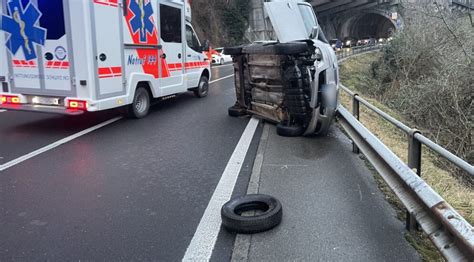 Morschach SZ Axenstrasse PW Bei Unfall Auf Seite Gekippt Lenkerin