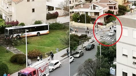 L Autista Perde Il Controllo Il Bus Abbatte Un Semaforo E Finisce