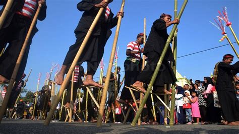 Sejarah Permainan Tradisional Egrang, Ada dari Zaman Belanda, Hits di ...