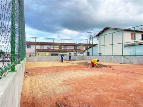 Obra da quadra de esportes e espaço de convivência no Parque da