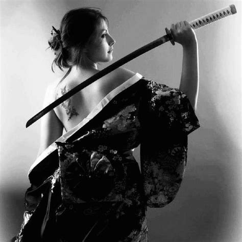 Pin By Ladyart On W O M A N Samurai Poses Female Samurai Female