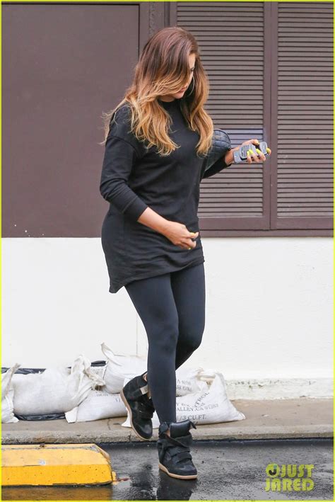 Kim Kardashian Praises Kourtney S Pregnant Naked Photo Shoot Photo Khloe Kardashian