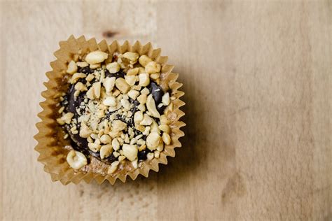 Dark Chocolate Peanut Butter Cups - Hannah Larson - The Healthful Model ...