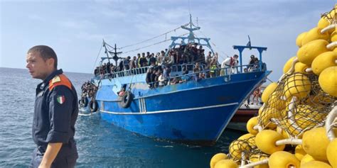 Migranti Fermato Peschereccio Davanti Lampedusa