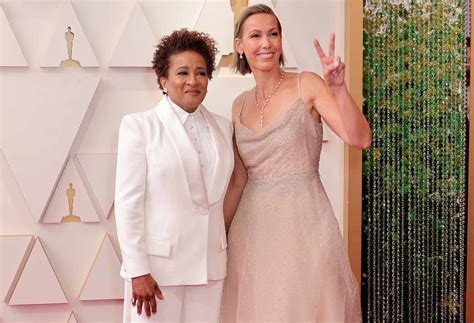 Oscars Host Wanda Sykes Walks Red Carpet With Wife Alex