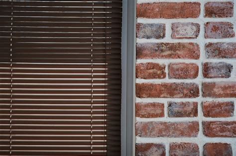 Ventana Con Persianas Marrones Y Una Pared De Ladrillo Hecha De