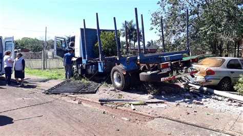 Camión sin frenos chocó dos autos estacionados y una casa