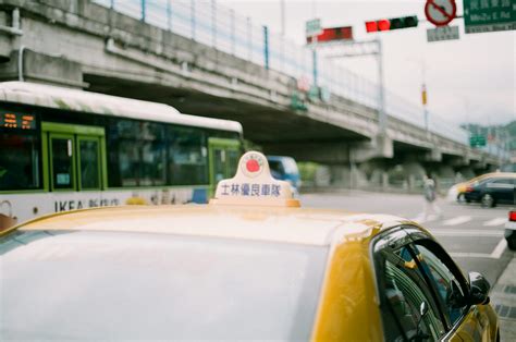 日中の道路上の黄色いタクシーの写真 Unsplashのchifengの通りの無料画像