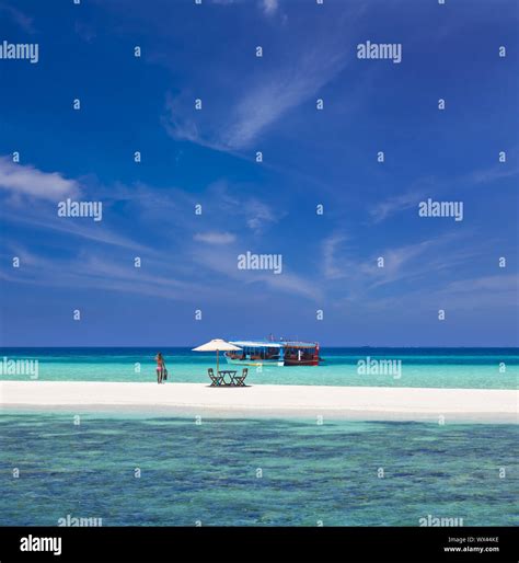 Bikini Model Beach Lying Fotos Und Bildmaterial In Hoher Aufl Sung Alamy