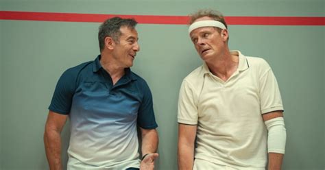 Xem phim Sex Education tôi bẽ bàng nhận ra mình không phải người đàn ông chuẩn mực lại còn