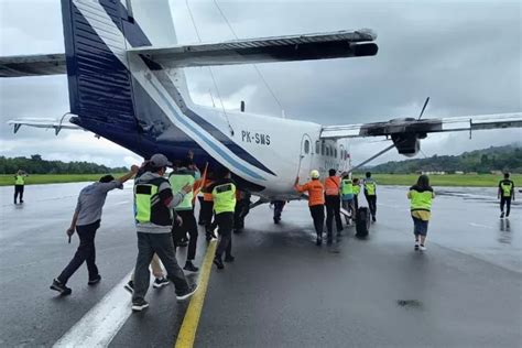 Pecah Ban Pesawat SAM Air Tergelincir Hingga Keluar Runway Di Bandara