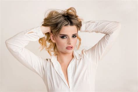 Belle Pose Blonde Expressive De Fille Photo Stock Image Du Affiche Beaut