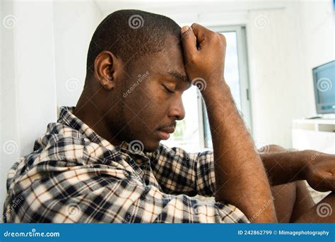 Afro Americano Seduto A Mani Nude Immagine Stock Immagine Di Adulto Interno 242862799