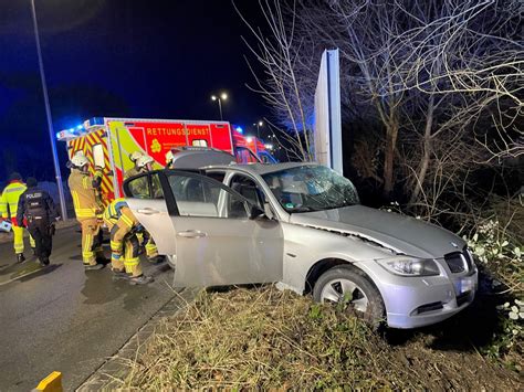 Ff Bad Salzuflen Bmw Kracht Bei Alleinunfall In L Rmschutzwand Zwei