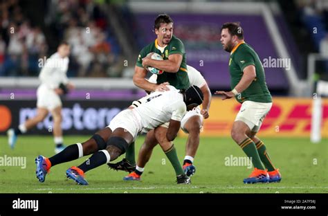 Englands Maro Itoje Left Tackled South Africas Eben Etzebeth During