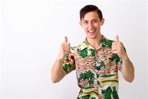 Foto De Estudio De Joven Turista Feliz Sonriendo Mientras Da Thum