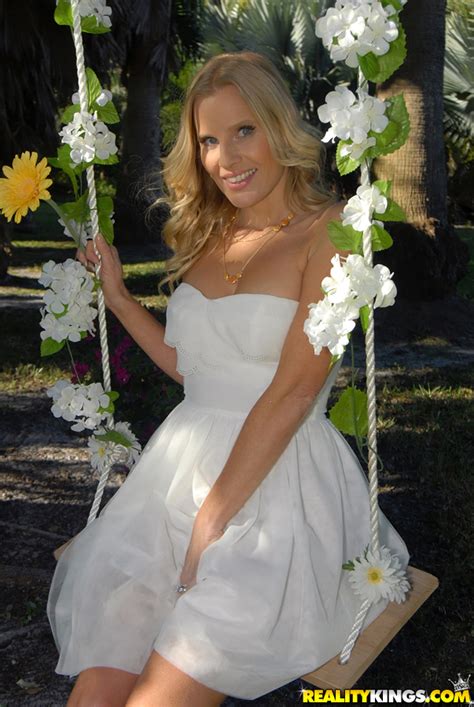 Milf Babe Brianna Ray Takes Part In An Outdoor Posing Scene Porn Pictures XXX Photos Sex