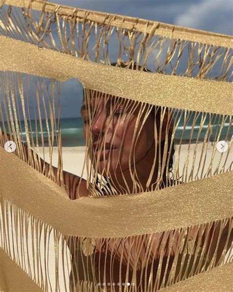 Con un bronceado espectacular Carolina Arregui posa en bikini a sus 53 años y se llena de halagos