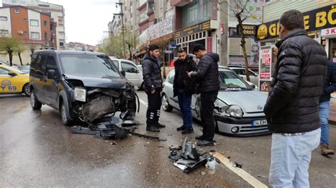 Hafif ticari araç ile otomobil çarpıştı 1 yaralı Haberler