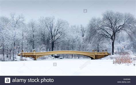 Dreamy winterscape with the Bow Bridge from Central Park, NYC at dawn, after a snow storm Stock ...