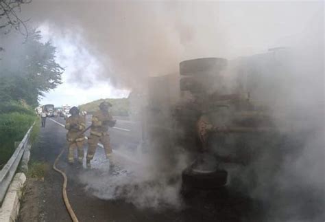 Tracto camión vuelca y se incendia en Autopista Tepic Guadalajara El