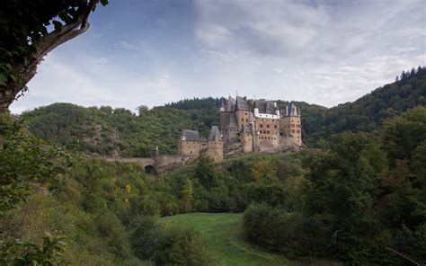 Eltz Castle 4k Ultra HD Wallpaper Download Now by Julian Mißling