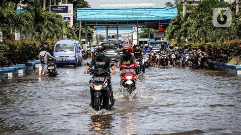 Banjir Rob 1 Rt Dan 4 Ruas Jalan Di Jakarta Utara Masih Tergenang