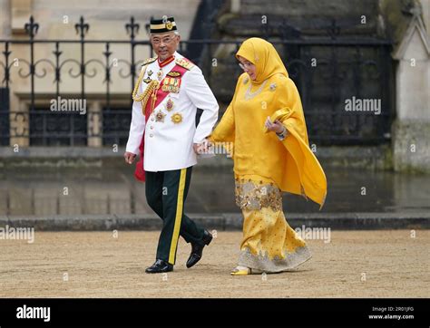 Abdullah of Pahang and Tunku Azizah Aminah Maimunah Iskandariah arriving at Westminster Abbey ...