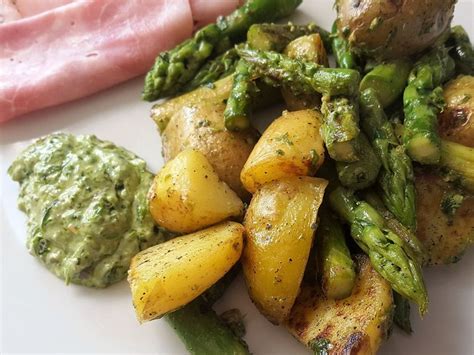 Grüner Spargel und neue Kartoffeln mit Bärlauch Pesto von feuervogel