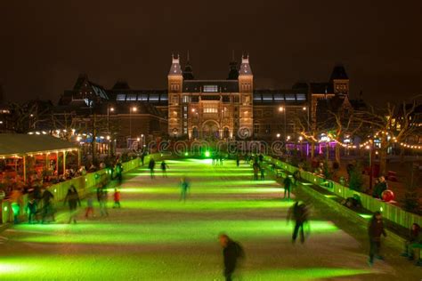 Amsterdam Feste Felici Alla Pista Di Pattinaggio Sul Ghiaccio Al