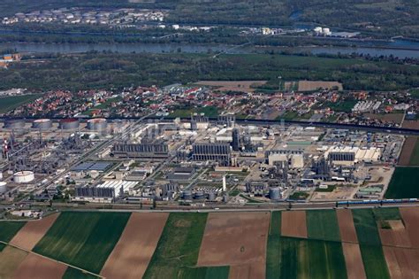 Schwechat Aus Der Vogelperspektive Technische Anlagen Der Firmen