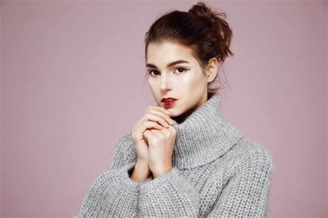 Portrait De Femme Tendre En Pull Gris Réchauffement Des Mains Sur Rose ...
