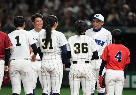 ＜イチロー選抜・高校野球女子選抜＞試合後、笑顔で女子選抜ナインと話す松坂氏（左）とイチロー氏（撮影・沢田 明徳） ― スポニチ Sponichi Annex 野球