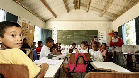 Governo lança programa Pé de Meia para apoiar estudantes de baixa renda