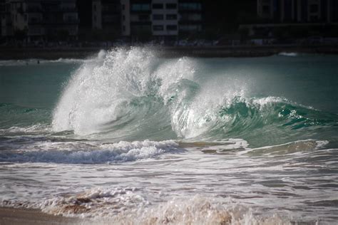¿Por qué me pasa corriente cuando toco a otra persona? El curioso