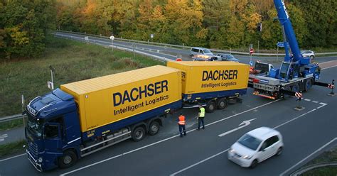 Umgekippter Lkw Anhänger auf der Bielefelder Straße sorgt für Stau nw de