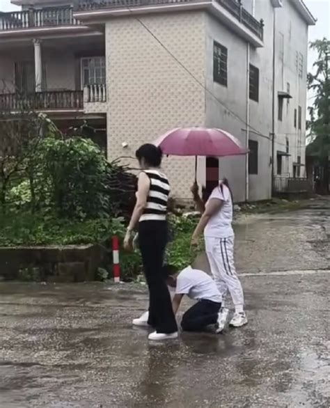 女子走投无路，让9岁男孩大雨中跪地，拦下二婚父亲婚车