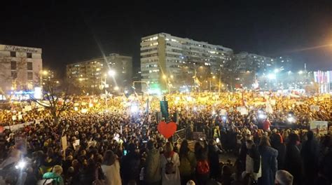 Ovaj transparent sa protesta je povezao današnjicu sa bizarnim detaljem