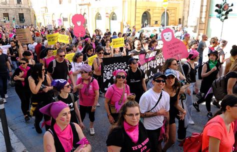 Centinaia Al Corteo Rosa S Allaborto Libero E Sicuro