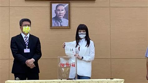 嘉市議員最狂候選人！她穿「一線天爆乳裝」阿嬤羞喊：鈕扣沒扣 政治 中時