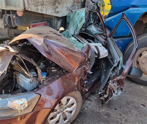 Carro é prensado por carretas em acidente na BR 381 em São Joaquim de