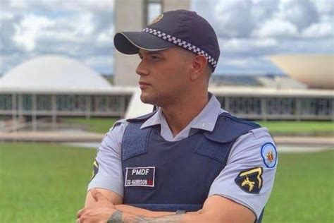 Policial Gay D Dicas Para Lgbts Que Queiram Entrar Na Pmdf Os Cabe As Da Not Cia