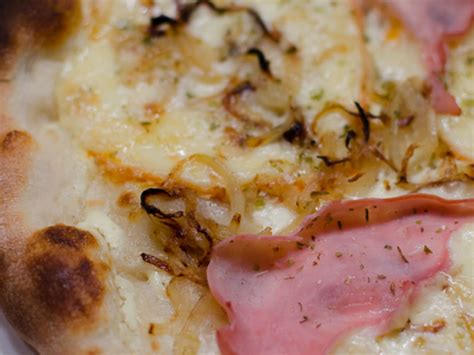 Pizza à la raclette et au jambon blanc Recette par Piratage Culinaire