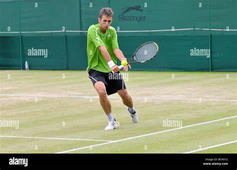 tennis player about to play backhand shot Stock Photo - Alamy