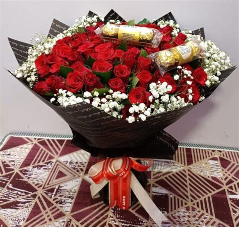 Bouquet Of Red Roses And Ferrero Chocolates 360 Beauty Scents