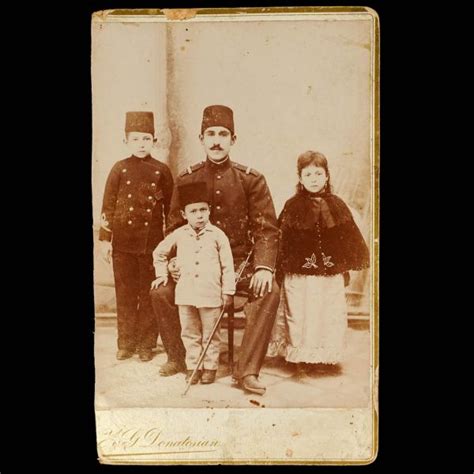 Bir Osmanlı subayı ve çocuklarının Z G Donatosian Fotoğrafhanesinde