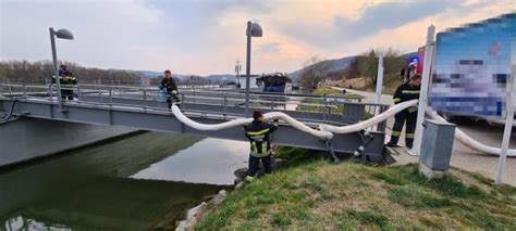 Ölfilm auf der Donau Feuerwehr Krems errichtet Sperren