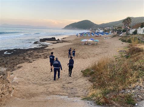 Castellabate Agenti Della Polizia Locale Sulle Spiagge Per Combattere