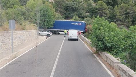 El Accidente De Un Camión Obliga A Cortar La Carretera De Valldemossa