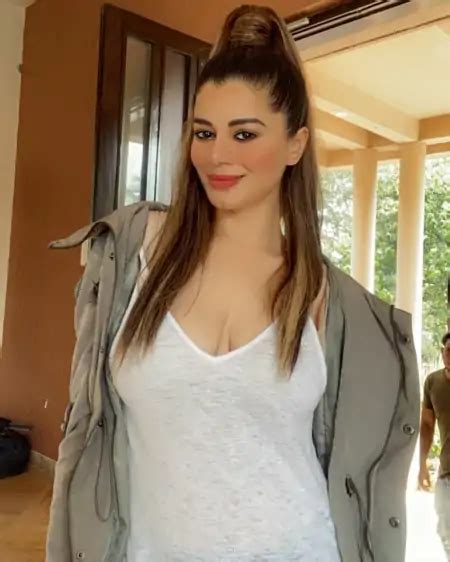 Kainaat Arora Latest Super Hot Pics And Photo